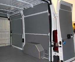 03_Оборудване за лекотоварен автомобил FIAT с обшивки за каросерията